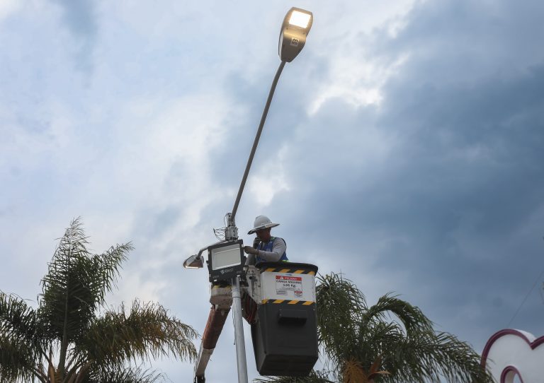 Se ilumina San Miguel Canoa con tecnología LED gracias a Puebla Brilla