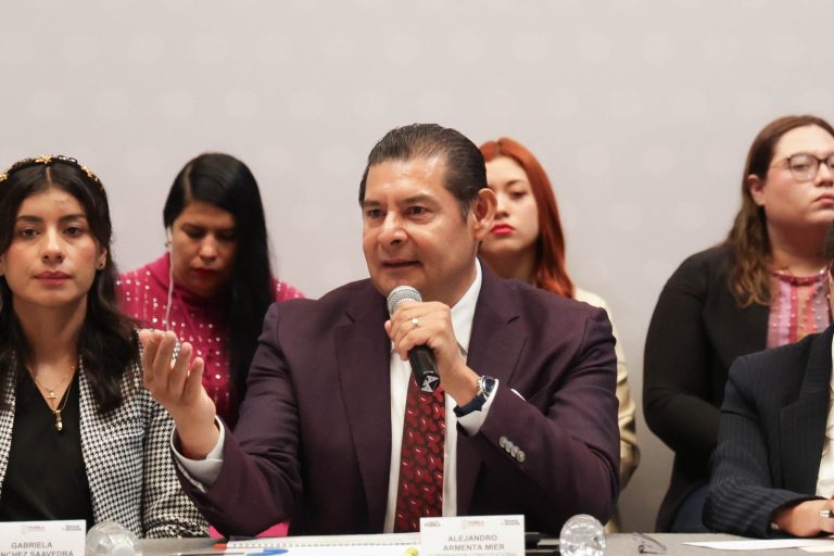 Armenta advierte despido a funcionarios que acepten prebendas; llama depredadores a empresarios