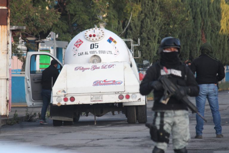 Gobierno de Puebla recibe apoyo de Pemex tras combate al huachicol