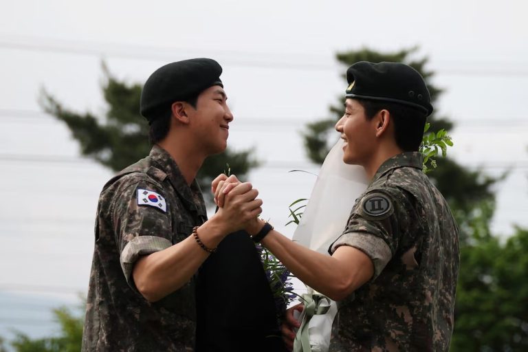 RM y V de BTS finalizan su servicio militar