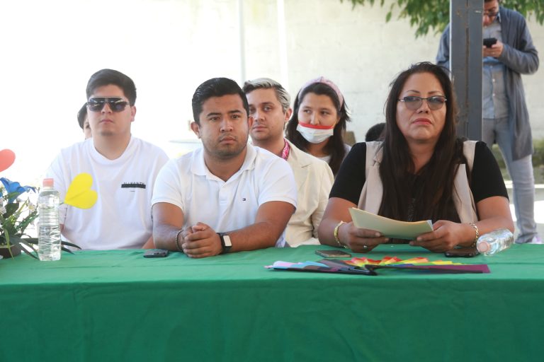 Entrega Gabriela Chumacero apoyos del Programa de Obra Comunitaria