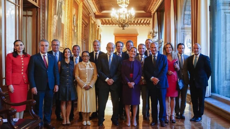 Sheinbaum llama a empresarios a intensificar la inversión privada en México