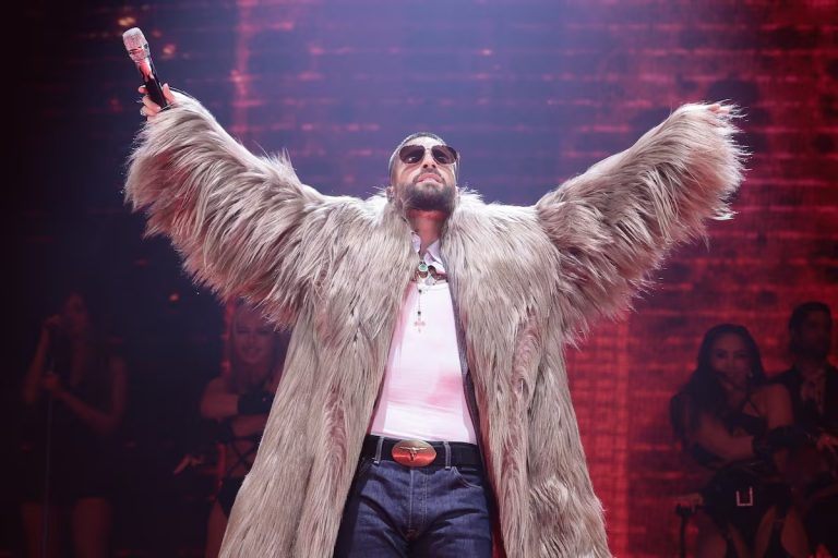 Maluma interrumpe su concierto para reprender a una madre por llevar a su bebé