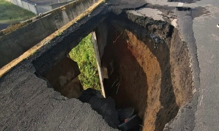 Cierre por socavón rumbo al aeropuerto Internacional Hermanos Serdán