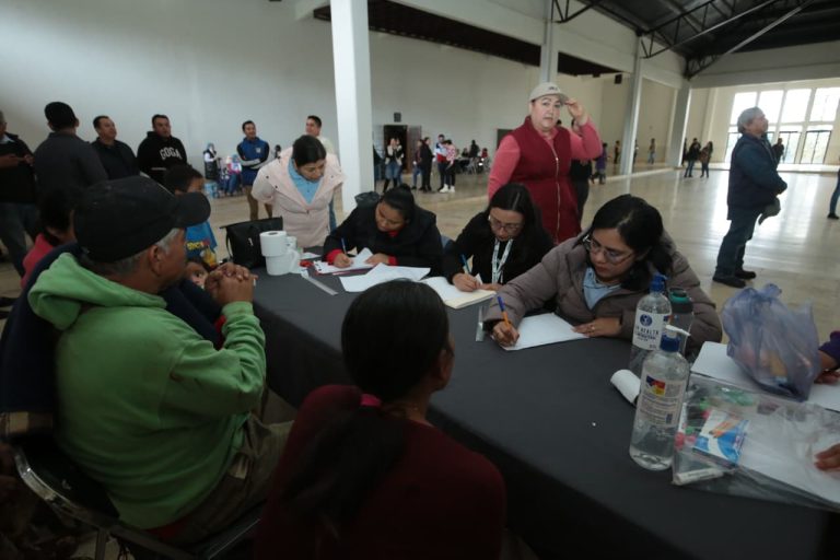 Gobierno de Puebla brinda atención inmediata a familias de Sierra Norte