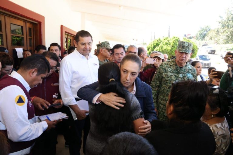 Sheinbaum llega con damnificados de Huauchinango; habrá apoyos económicos
