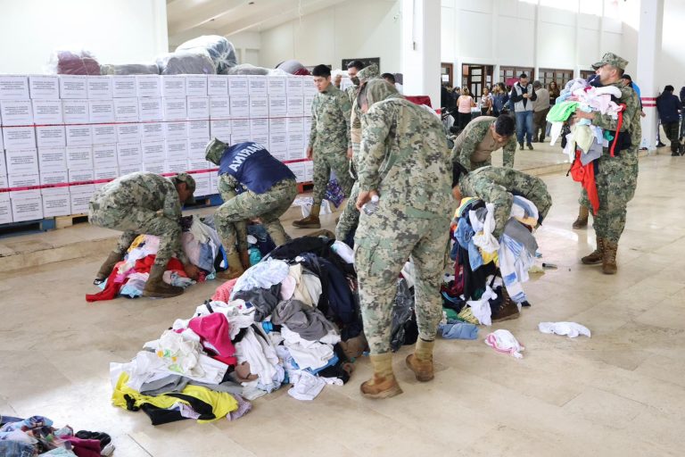 Donan trajes de huehue y vestidos de gala a damnificados de la Sierra Norte