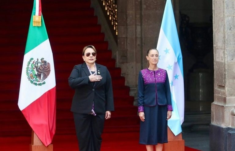 Xiomara Castro, presidenta de Honduras, es recibida por Sheinbaum en Palacio Nacional