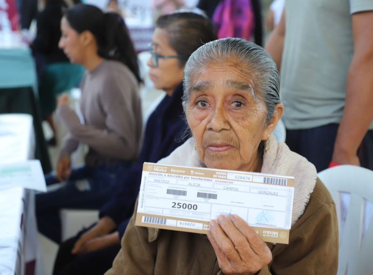 Puebla de pie, gobernador Armenta supervisa entrega de apoyos en El Carrizal