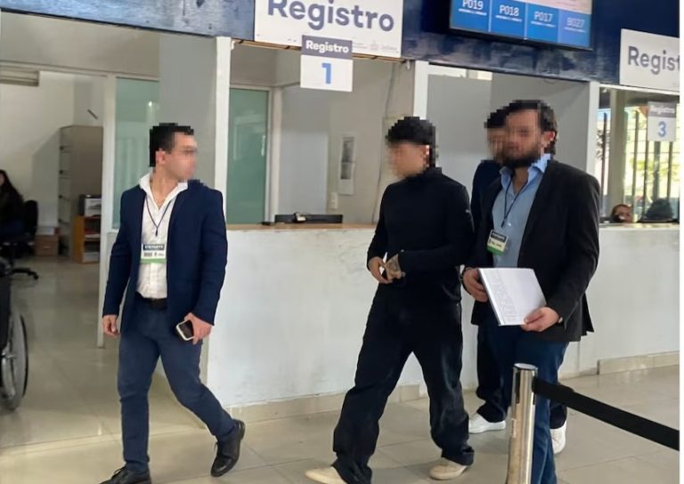 Junior H se presenta ante la Fiscalía de Jalisco por apología al delito tras cantar “El Azul”