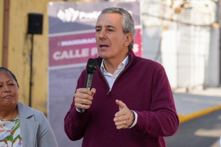 Entrega Pepe Chedraui trabajos de pavimentación en la colonia Santa Cruz Buenavista