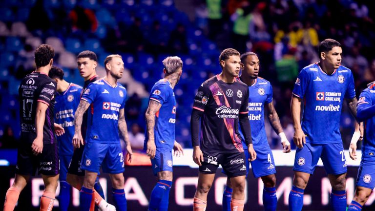 El Puebla cae ante Cruz Azul en el Cuauhtémoc pese a jugar con 10 hombres