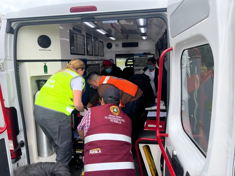Mujer lesionada en explosiones trasladada vía aérea desde Huauchinango 