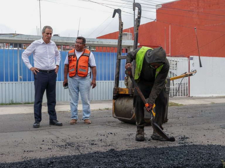 Supervisa Pepe Chedraui cuadrillas de bacheo en El Carmen