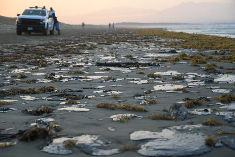 Pemex limpia más de 430 toneladas de petróleo tras derrame en el Golfo de México
