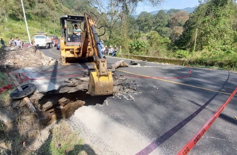 Atiende Gobierno Estatal falla en carretera Acuaco-Huehuetla