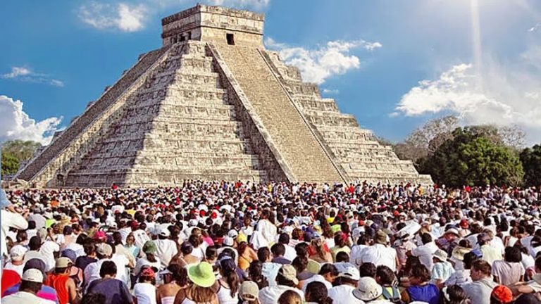Equinoccio de primavera 2026 atrae a miles a la zona arqueológica de Chichén Itzá