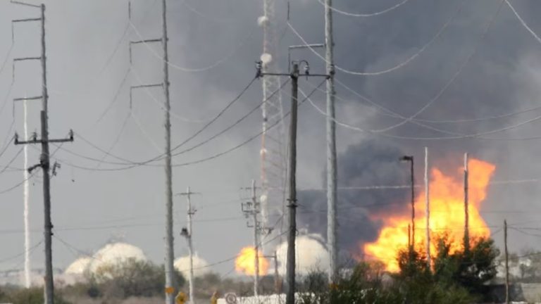 Fiscalía investiga incendio en refinería de Pemex que dejó cinco muertos