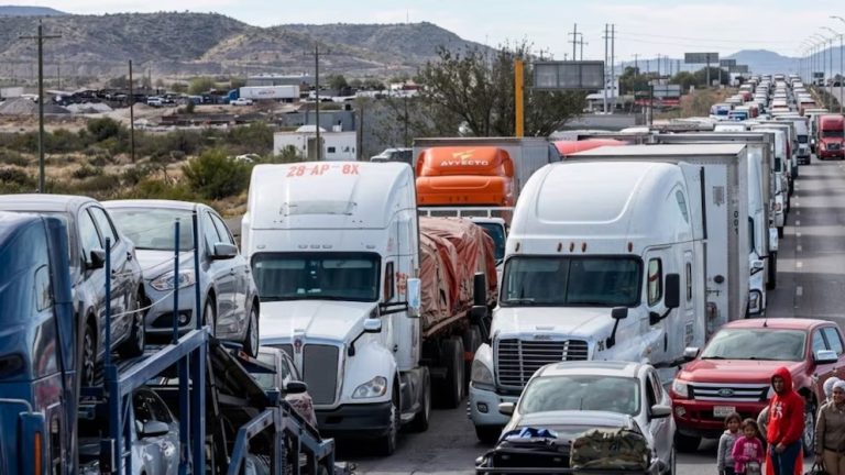 Megabloqueo de transportistas genera caos en carreteras de México