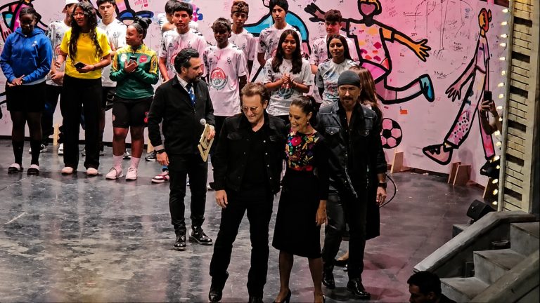 Claudia Sheinbaum y U2 participan en Asamblea de la Copa Mundial de Niños de la Calle