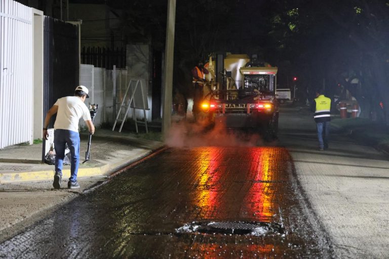 Con turnos de día y noche, Gobierno Estatal rescata la 20 Sur en El Mirador