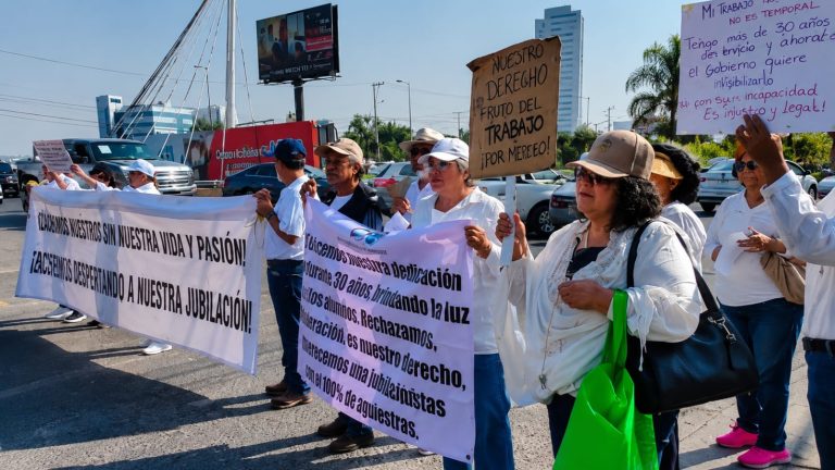Pensionados de CFE se manifiestan en Vía Atlixcáyotl y Plaza Arcángeles