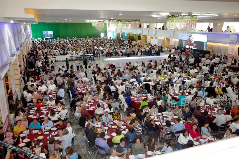 Maestros y maestras, transformadores de Puebla y tutores del bienestar, afirma Laura Artemisa ante más de 5,500