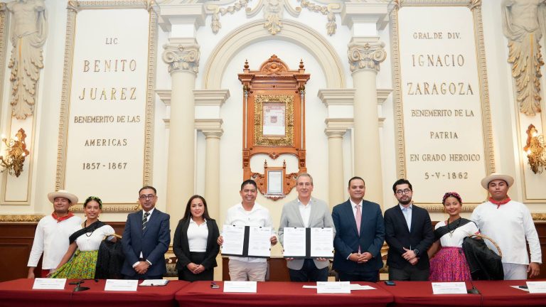 Firma Pepe Chedraui hermanamiento entre Puebla capital y Huatulco