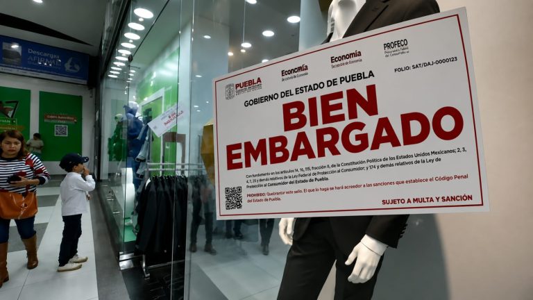 Clausuran negocios en Plaza Dorada; colocan sellos de “bien embargado”