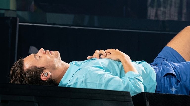 Harry Styles genera preocupación tras desplomarse durante concierto en Wembley