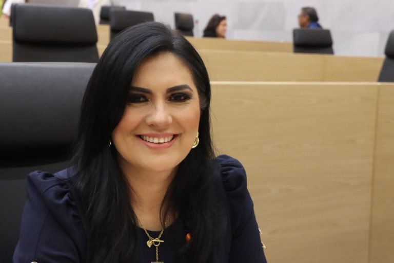Plantea Delfina Pozos que prestadores de servicios de agua y alcantarillado asuman el costo por daños a la vía pública