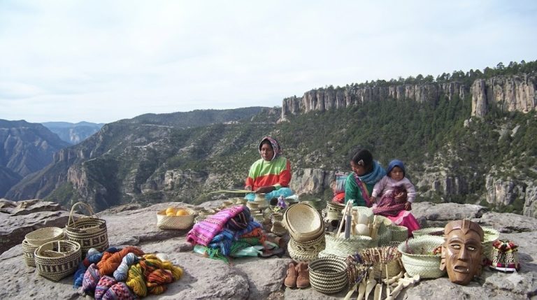 Sheinbaum destaca programas del Bienestar en la Sierra Tarahumara en medio de denuncias por explotación ligada al narco