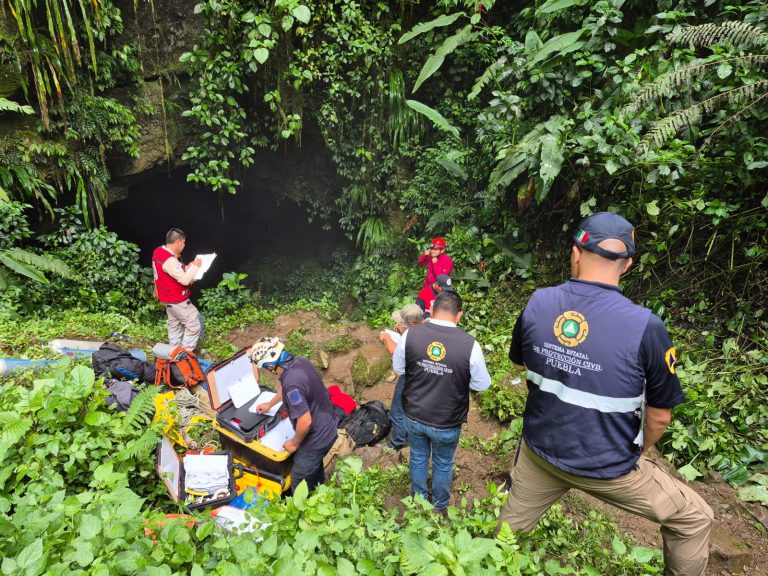 Faltan por rescatar tres personas de la gruta en Cuetzalan; la zona está inundada