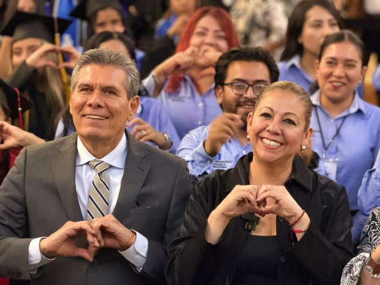 Docentes son transformadores de comunidades, asegura Laura Artemisa