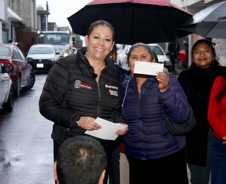 Entrega Laura Artemisa cheques de Obra Comunitaria por un millón de pesos
