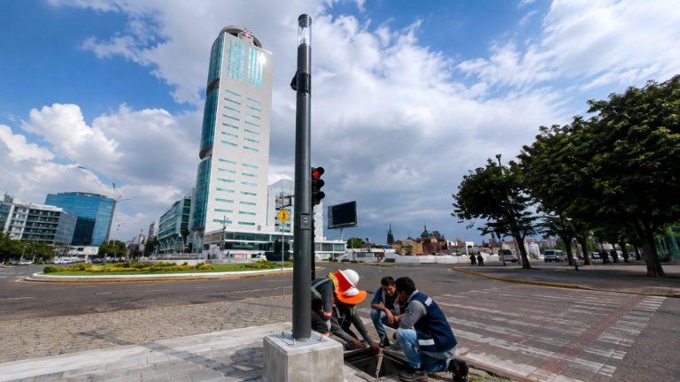 Pepe Chedraui supervisa instalación de Postes de Seguridad Inteligente en Puebla